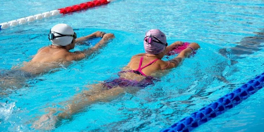 La natation, le sport à pratiquer si l'on a mal au genou